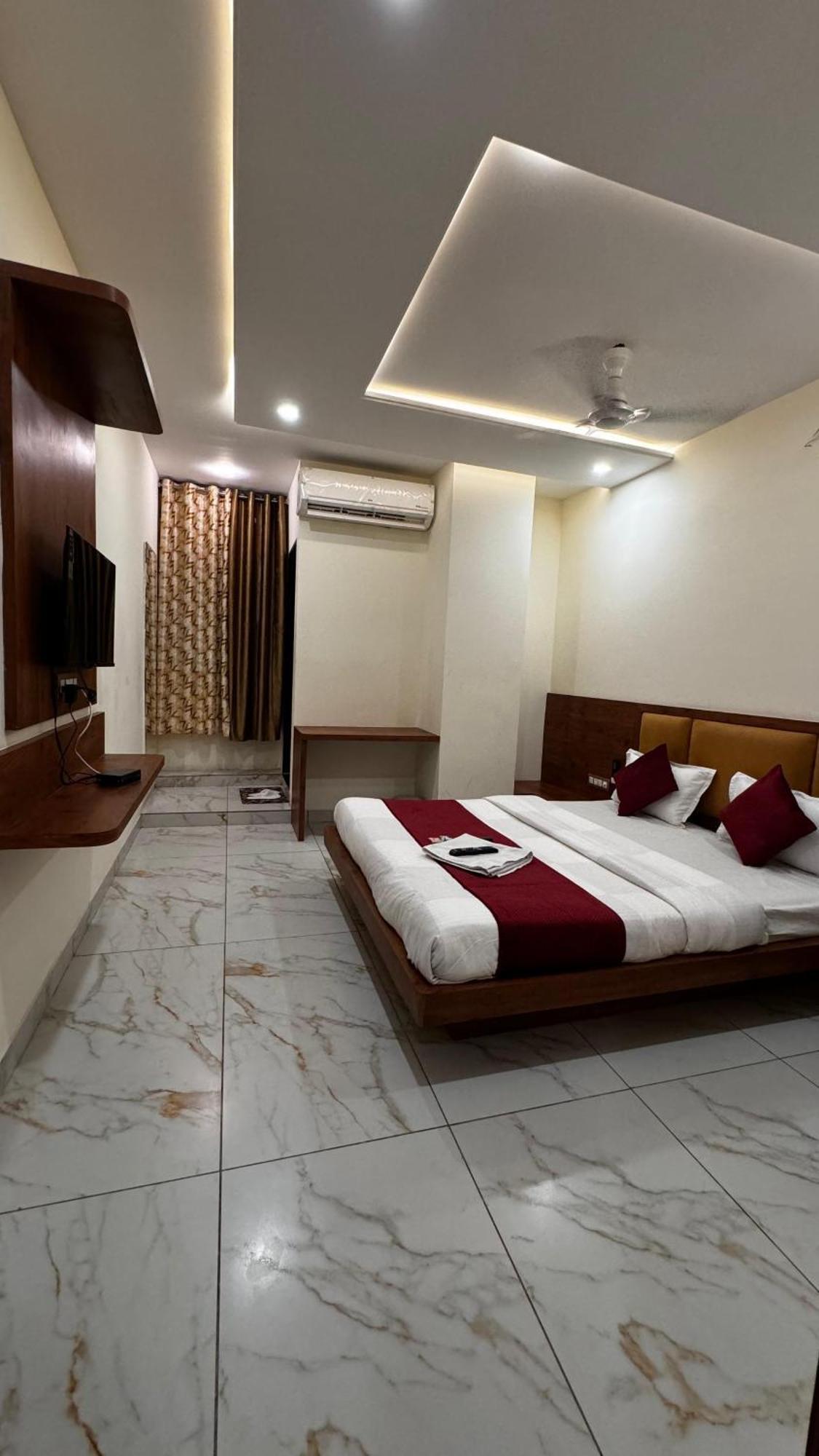Hotel Prakasham อุจเจน ภายนอก รูปภาพ