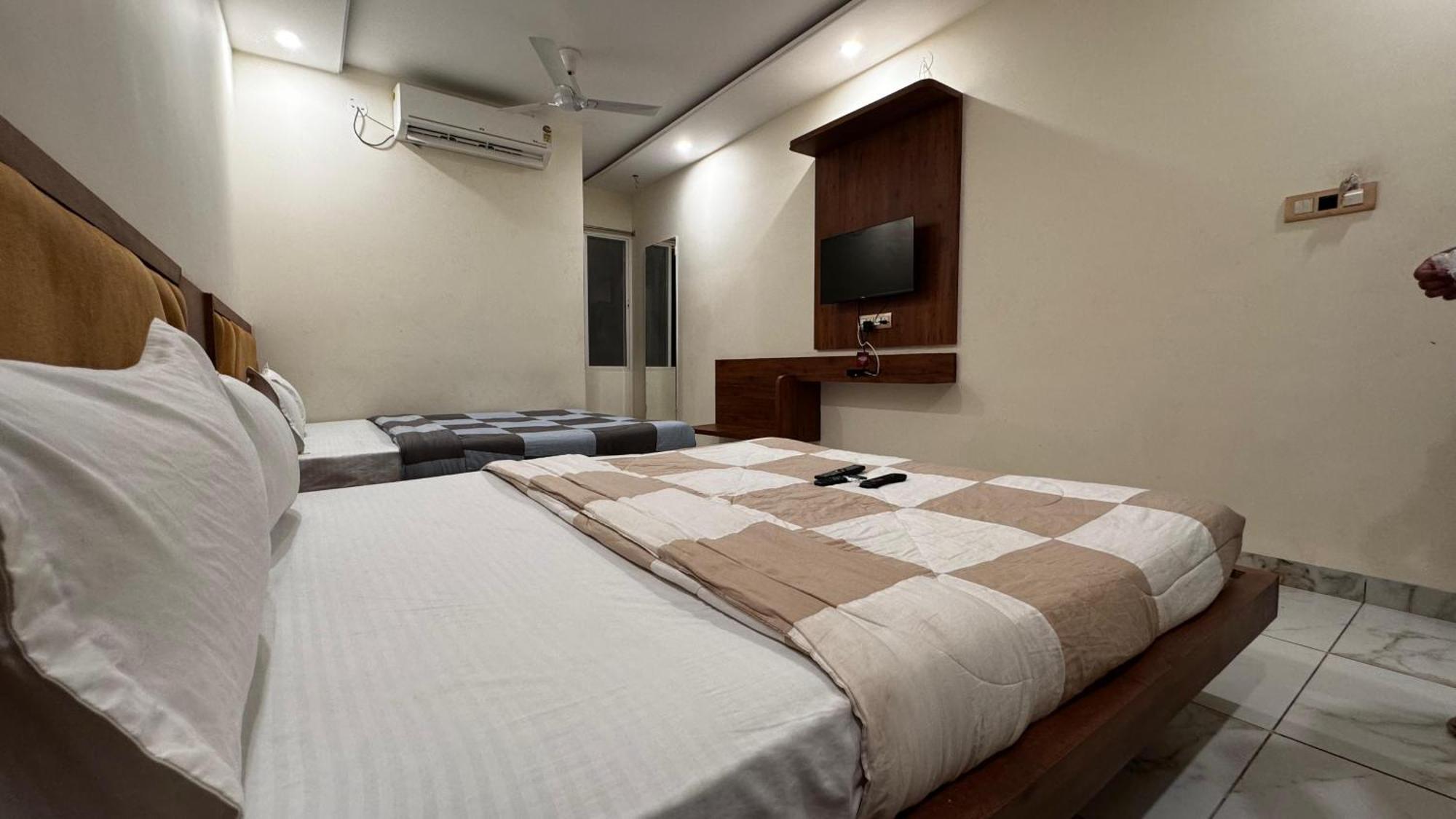 Hotel Prakasham อุจเจน ภายนอก รูปภาพ