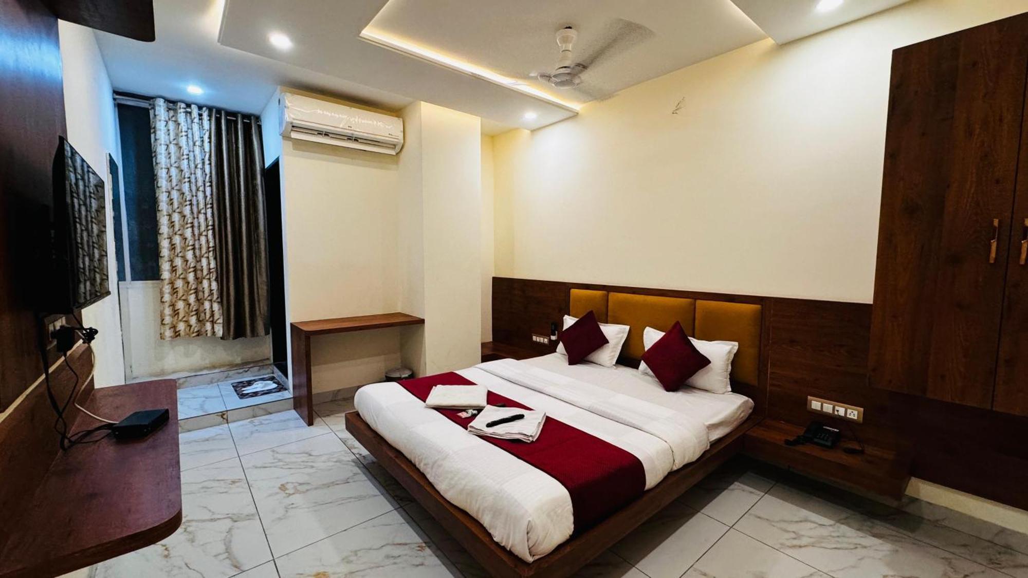 Hotel Prakasham อุจเจน ภายนอก รูปภาพ