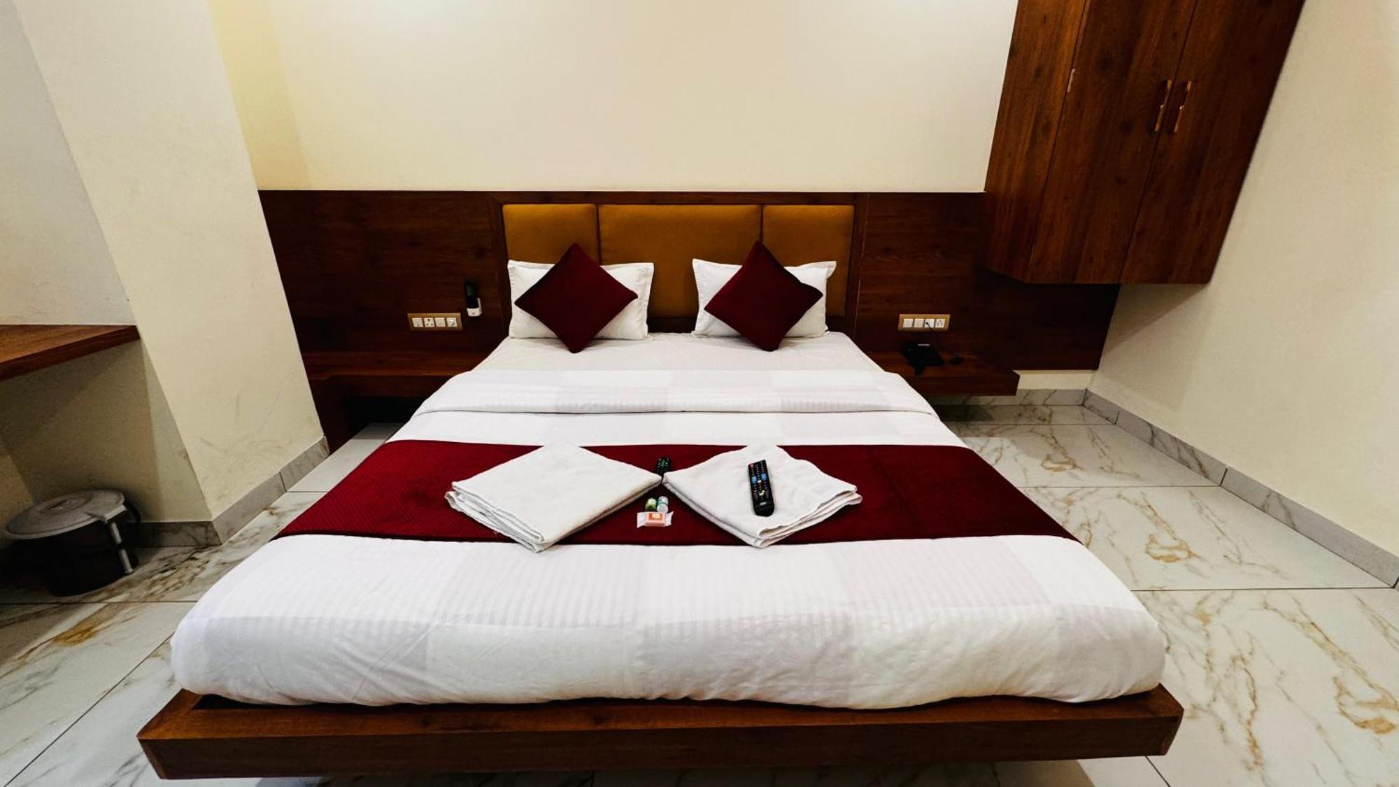Hotel Prakasham อุจเจน ภายนอก รูปภาพ