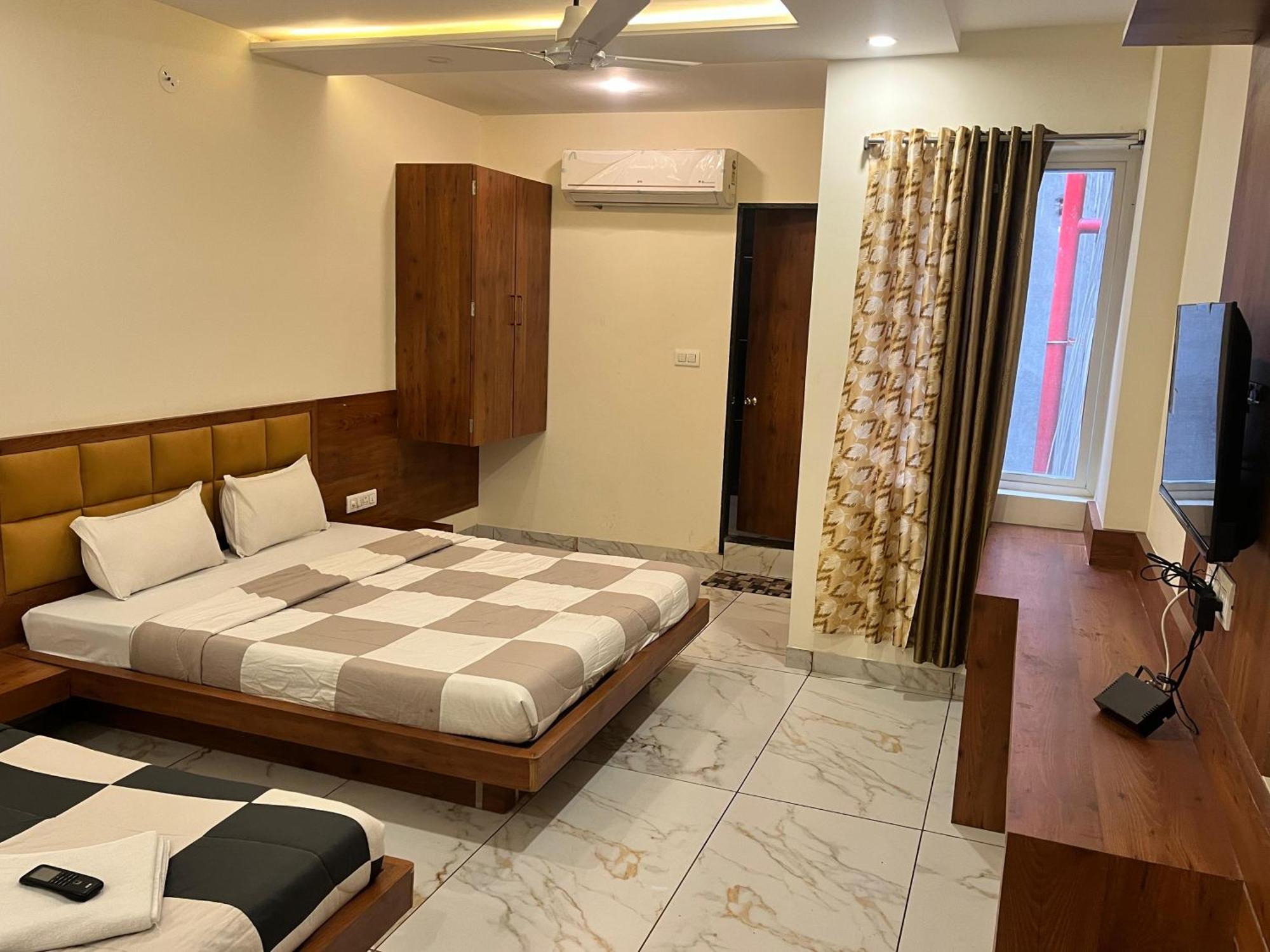 Hotel Prakasham อุจเจน ภายนอก รูปภาพ