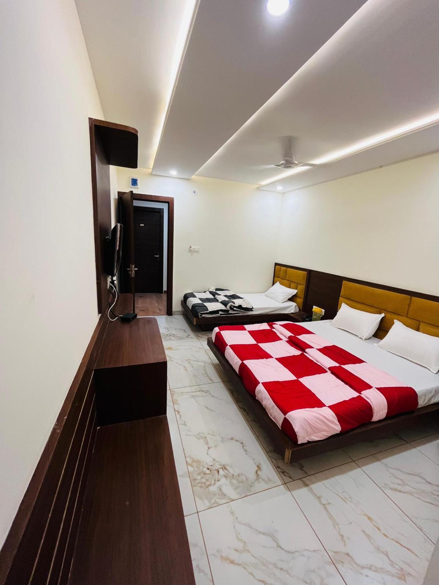 Hotel Prakasham อุจเจน ภายนอก รูปภาพ