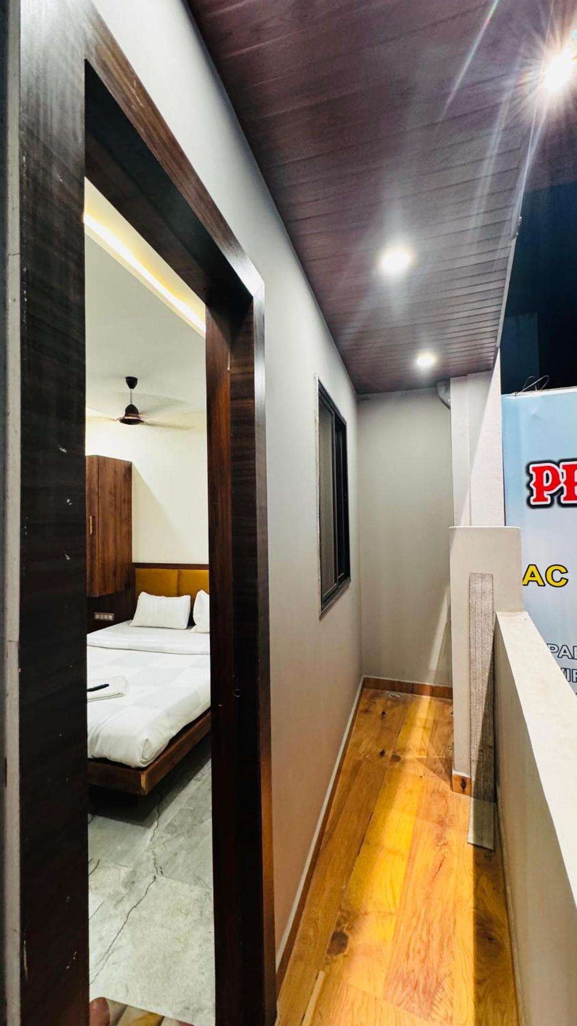 Hotel Prakasham อุจเจน ภายนอก รูปภาพ