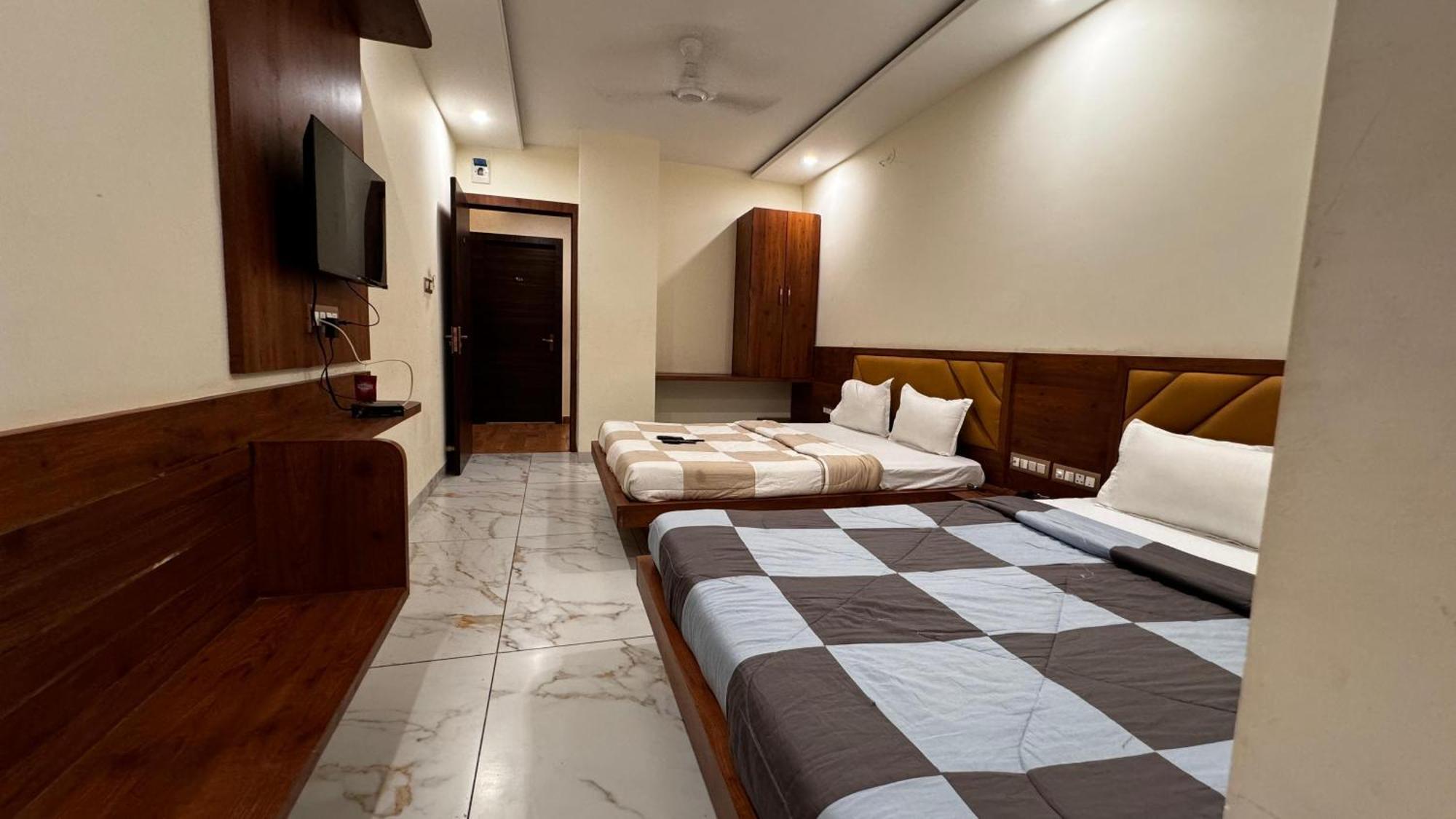 Hotel Prakasham อุจเจน ภายนอก รูปภาพ