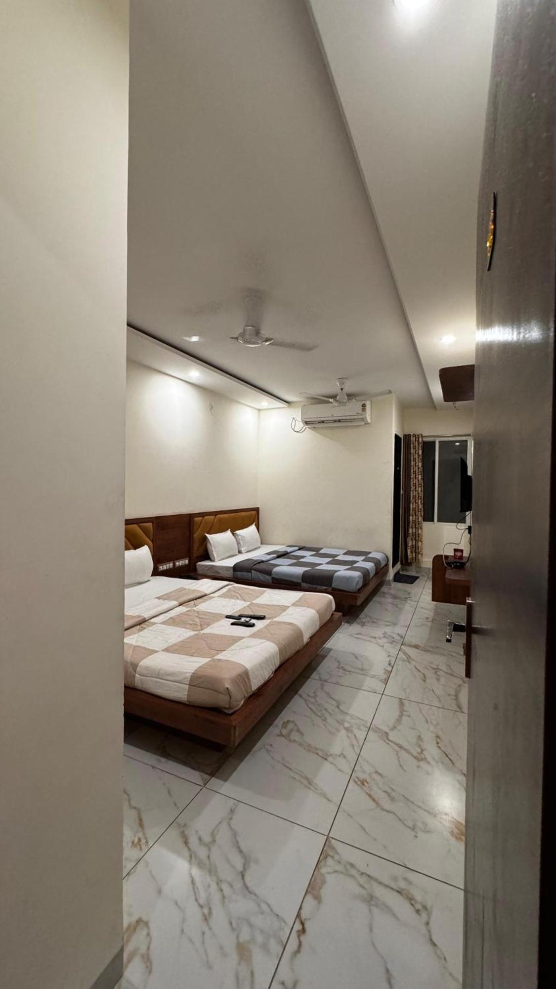 Hotel Prakasham อุจเจน ภายนอก รูปภาพ