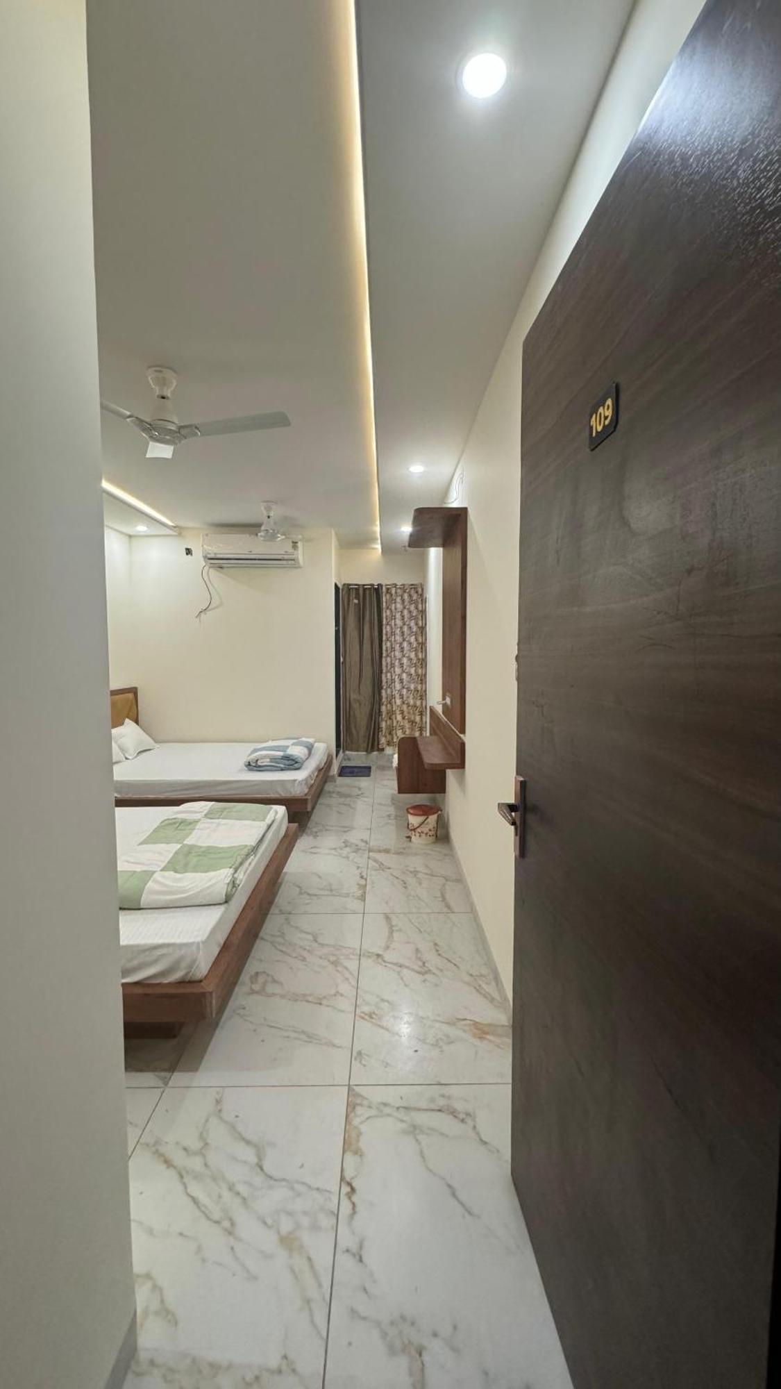 Hotel Prakasham อุจเจน ภายนอก รูปภาพ