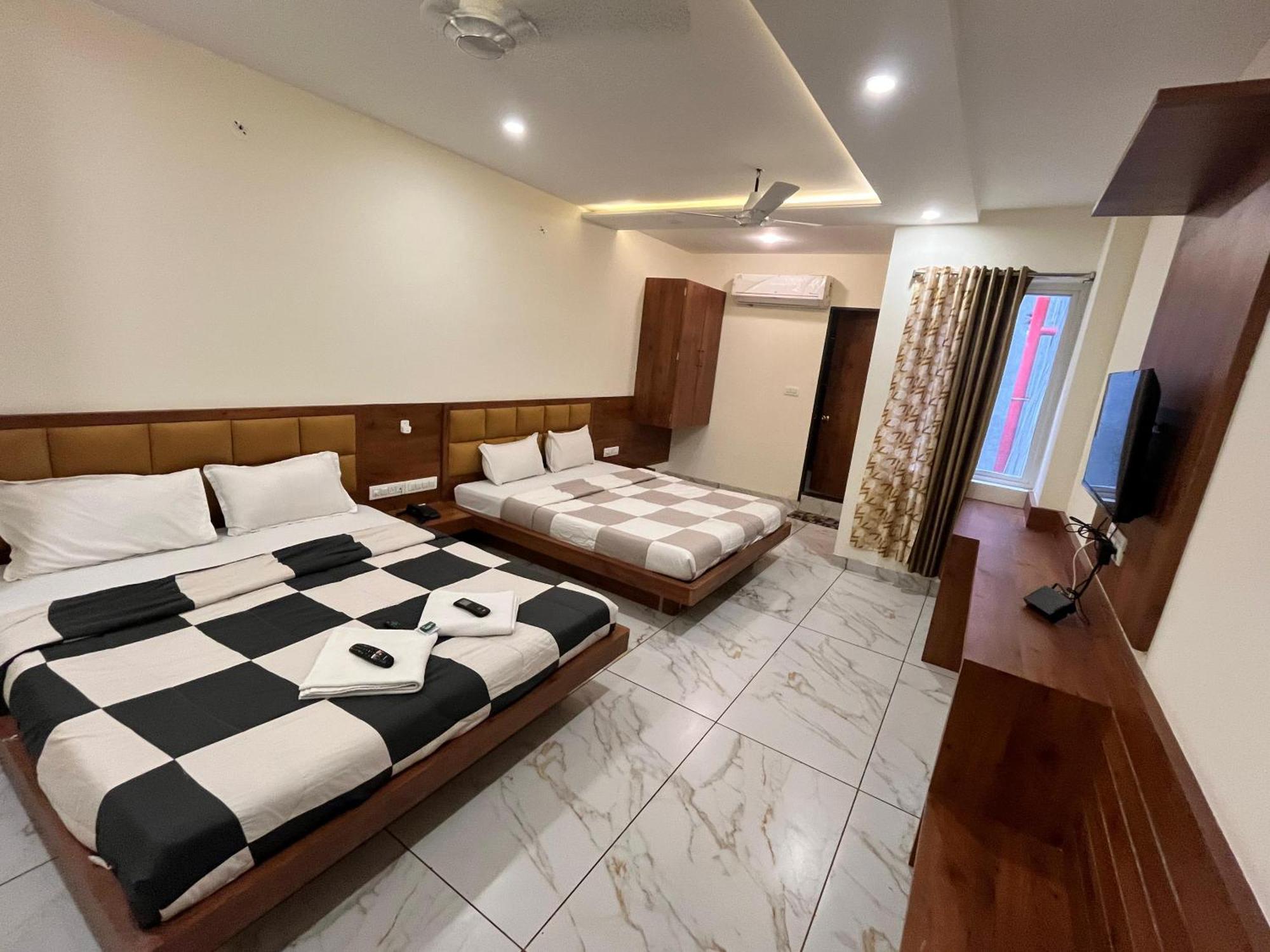 Hotel Prakasham อุจเจน ภายนอก รูปภาพ