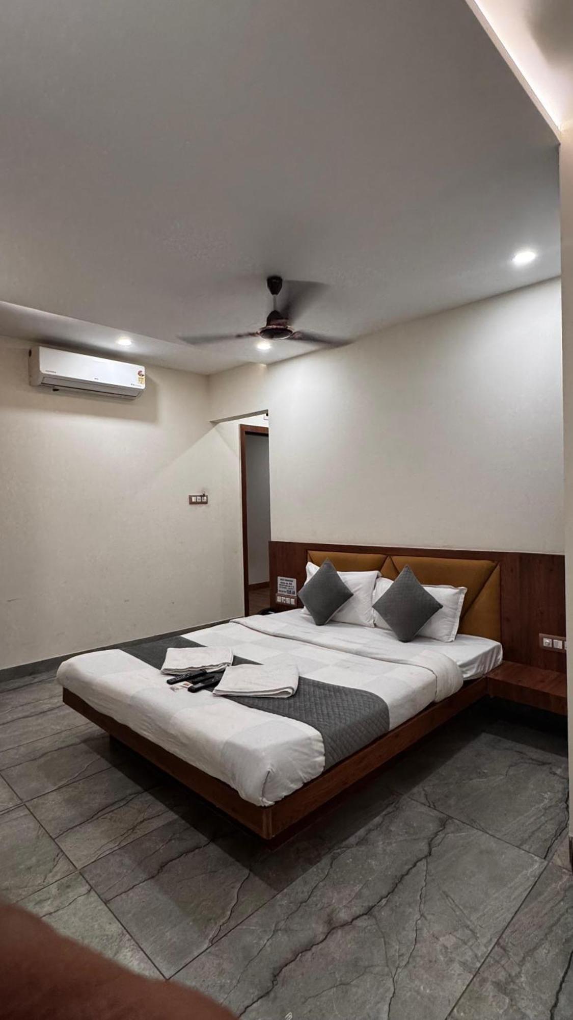 Hotel Prakasham อุจเจน ภายนอก รูปภาพ